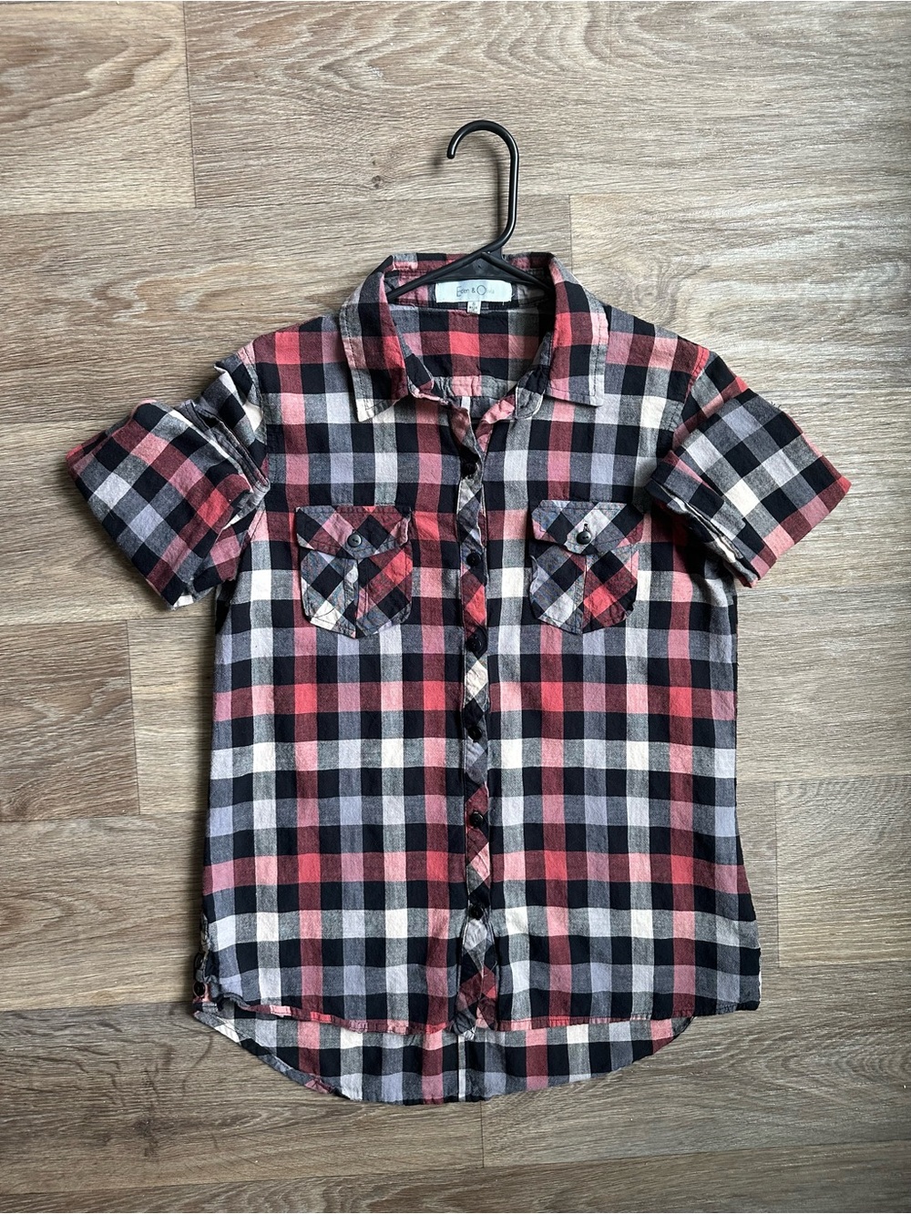 Eden & Olivia Women’s Size S Long Sleeve Plaid Shirt Double Pockets Curved Hem